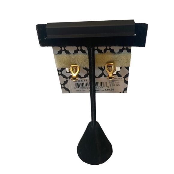 Beautiful Rectangular Iridescent Clip Earrings. - Picture 5 of 6